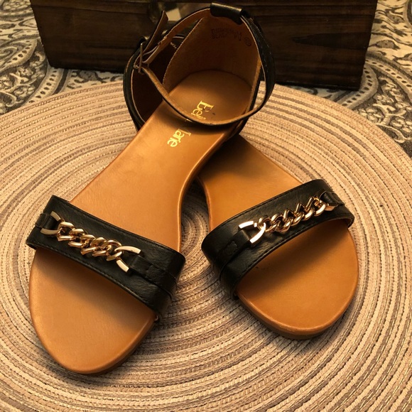 black flat sandals size 5